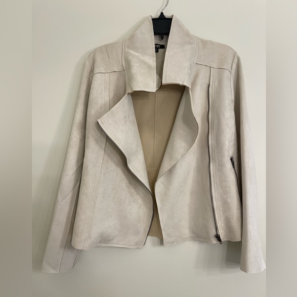 *NEW* Gorgeous and light weight.  Silver hardware! - Picture 2 of 11